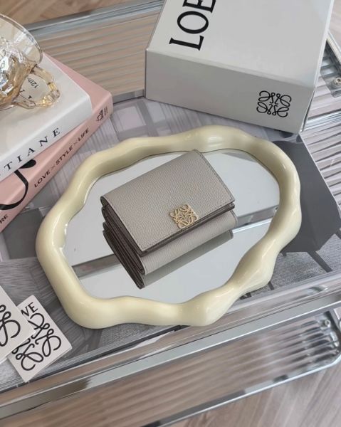 圖片 【LOEWE】卵石小牛皮按扣三折短夾 淺幽靈色