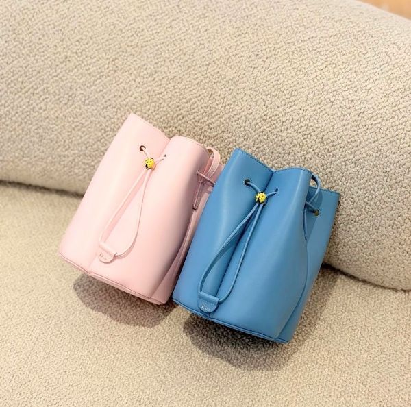 圖片 《在台現貨最低特價  最新》Dior Petit Trèfle 花朵水桶包 粉紅色光滑小羊皮