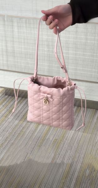 圖片 《在台現貨最低特價  最新》Dior Adiorable  淡霧粉色 Cannage 籐格紋小羊皮 迷你水桶包