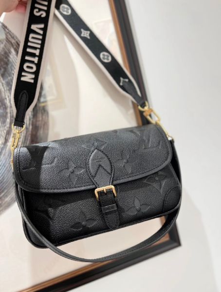 圖片 LV M46386 Diane Monogram Empreinte壓花皮革法棍肩背包 黑