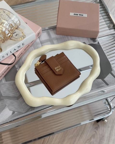 圖片 【MIUMIU】一字拉鍊對開短夾 干邑色