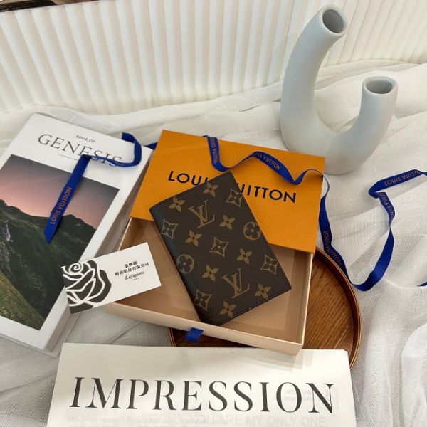 圖片 LOUIS VUITTON M64502 咖色老花護照套限定燙印款