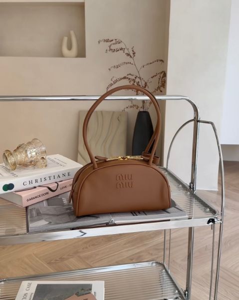 圖片 【MIUMIU】BEAU 半月皮革肩背包 干邑色