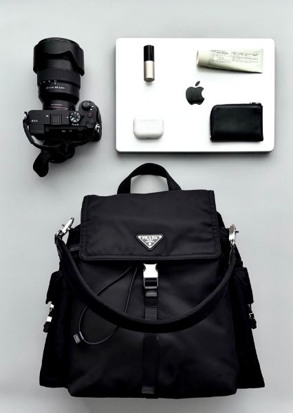 圖片 Prada Explore Re-Nylon 雙肩後背包 收納、質感與機能一次到位 黑 37*39*20 cm 