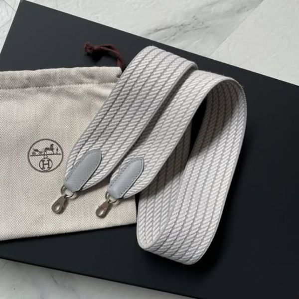 圖片 Hermes 冰川灰銀釦編織寬背帶