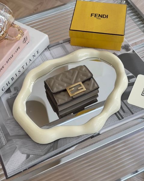 圖片 【FENDI】BAGUETTE 微型三摺疊皮夾 灰色