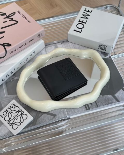 圖片 【LOEWE】緞面小牛皮內八卡雙折短夾 黑色