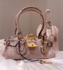 圖片 Chloé 的「鎖頭包」最著名的經典款式為 Chloé Paddington 小型鎖頭包