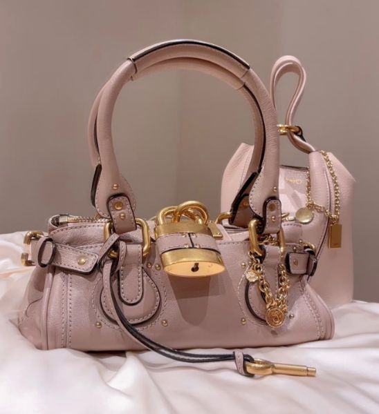 圖片 Chloé 的「鎖頭包」最著名的經典款式為 Chloé Paddington 小型鎖頭包
