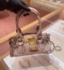 圖片 Chloé 的「鎖頭包」最著名的經典款式為 Chloé Paddington 小型鎖頭包