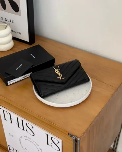 圖片 【YSL】粒面掀蓋信封長夾 黑金