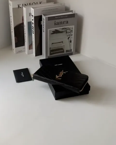 圖片 【YSL】MONOGRAM 粒面壓紋皮革ㄇ字拉鏈長夾 黑金