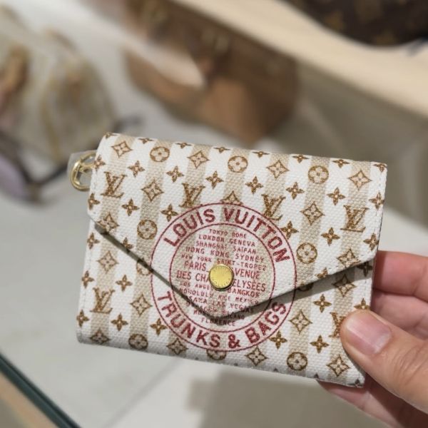 圖片 《在台現貨最低特價  最新》Louis Vuitton LV LVStamp圖案收藏等級短夾