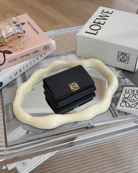 圖片 【LOEWE】卵石紋小牛皮按扣三折短夾 黑金