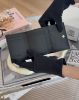 圖片 【LOEWE】卵石紋小牛皮按扣三折短夾 黑金