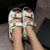 圖片 Chanel 山茶花多元素魔鬼氈涼鞋