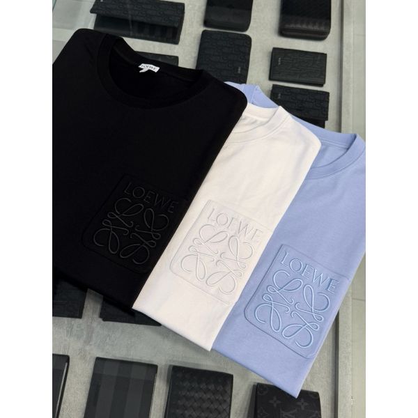 圖片 Loewe 最新款 口袋同色刺繡logo 素t 短袖T恤 黑 白 天空藍色