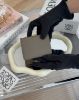 圖片 【LOEWE】卵石紋小牛皮按扣三折短夾 灰褐色