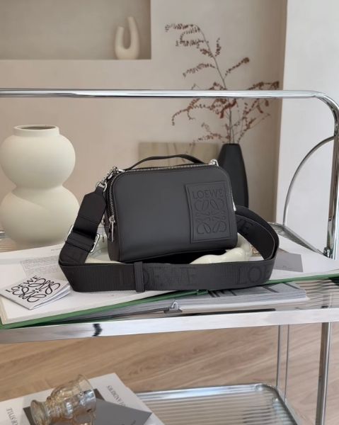 圖片 【LOEWE】緞面小牛皮迷你相機包 深灰色