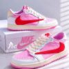 圖片  預購 Travis Scott Air Jordan 1 Low OG 粉色倒鉤 Tropical Pink  IQ7604-101