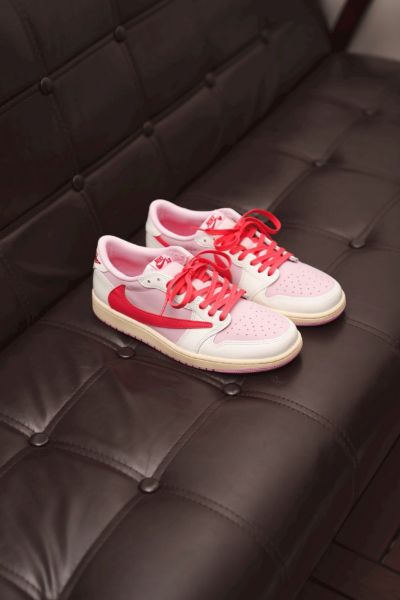  Travis Scott x Nike Air Jordan 1 Low OG "Sail Tropical Pink"  IQ7604-101