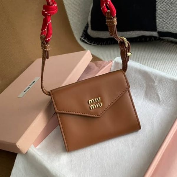 圖片 Miu Miu 金棕色字母手拎小包