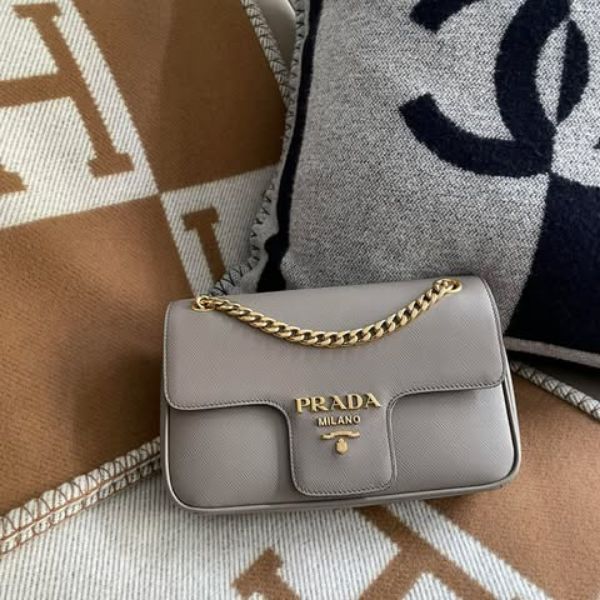 圖片 Prada 大象灰牛皮金鏈字母口蓋包