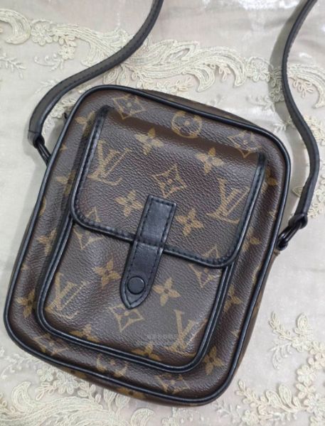 圖片 LV Christopher 相機包｜經典老花 × 黑色皮革飾邊