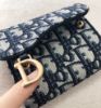 圖片 《在台現貨最低特價  最新》Dior 藍色 Dior Oblique 緹花 經典馬鞍設計短夾
