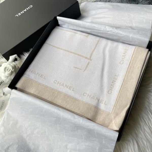 圖片 Chanel Vic生日禮 Coco夫人燕麥色雙面披巾