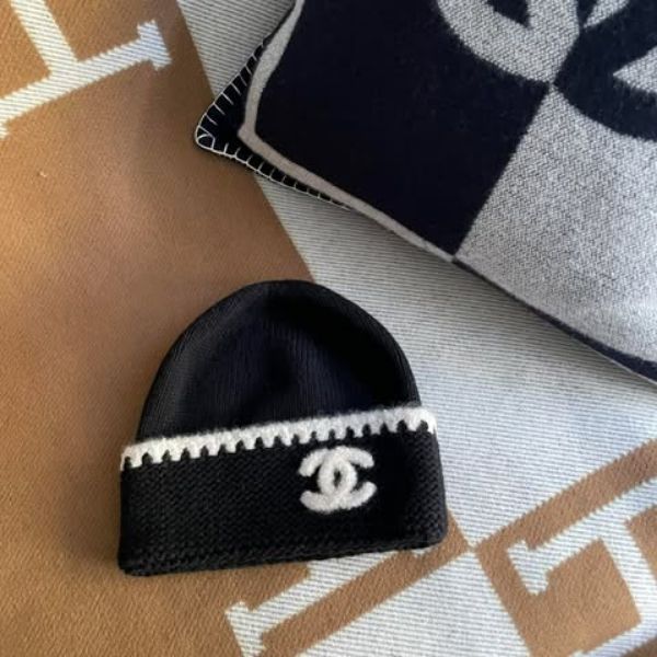 圖片 Chanel 爆款黑白熊貓毛帽🐼