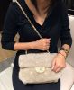 圖片 Chanel A90466 Pearl Flap Bag 中型卯珍珠羊毛肩背包 26 cm 銀灰 