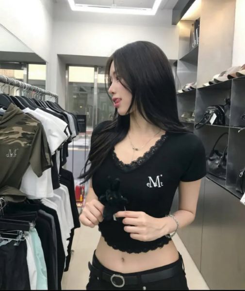 圖片 韓國🇰🇷連線 Mucent 蕾絲V領短T 合身 芭蕾風 簡約 黑色 白色 灰色 (任買兩件7-11免運)/預購