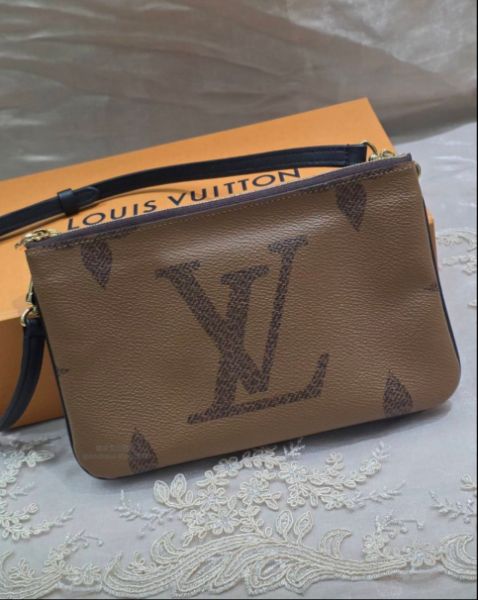 圖片 LV M69203 雙色老花大Logo雙層拉鍊斜背包