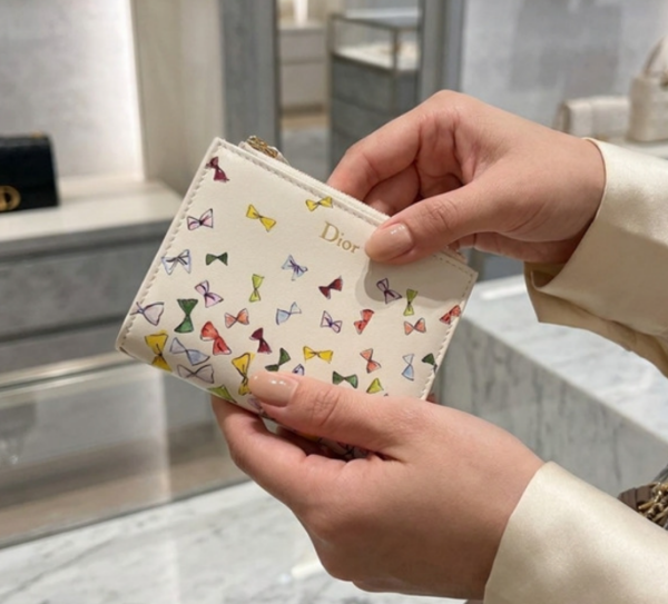 圖片 《在台現貨最低特價  最新》Dior 奶白色小牛皮搭配拼色 Dior Bows 印花短夾