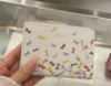 圖片 《在台現貨最低特價  最新》Dior 奶白色小牛皮搭配拼色 Dior Bows 印花短夾