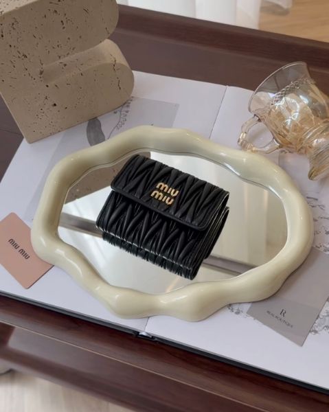 圖片 【MIUMIU】MATELASSE 納帕三折側拉短夾 黑色