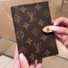 圖片 《在台現貨最低特價  最新》Louis Vuitton LV Monogram鎖扣護照套