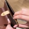 圖片 《在台現貨最低特價  最新》Louis Vuitton LV Monogram鎖扣護照套