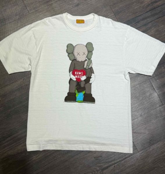 圖片  HUMAN MADE X KAWS 泰國限定 T 白色 愛心 KAWS抱愛心