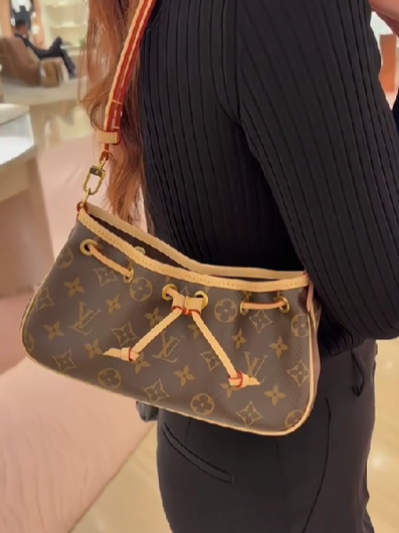 圖片 《在台現貨最低特價  最新》Louis Vuitton LV Monogram 束口肩背 斜背包