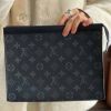圖片 《在台現貨最低特價  最新》Louis Vuitton LV 灰黑Monogram 男士手拿包 隨身包