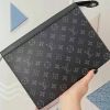 圖片 《在台現貨最低特價  最新》Louis Vuitton LV 灰黑Monogram 男士手拿包 隨身包