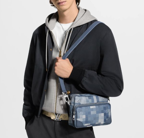 圖片 《在台現貨最低特價  最新》Louis Vuitton LV 復古風格的Nil手提肩背包 男士 中性