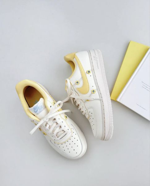 圖片 Nike Air Force 1'07 LX AF1 奶油雛菊 奶油黃 檸檬黃 小花 小雛菊 女鞋 IW2348-170/預購