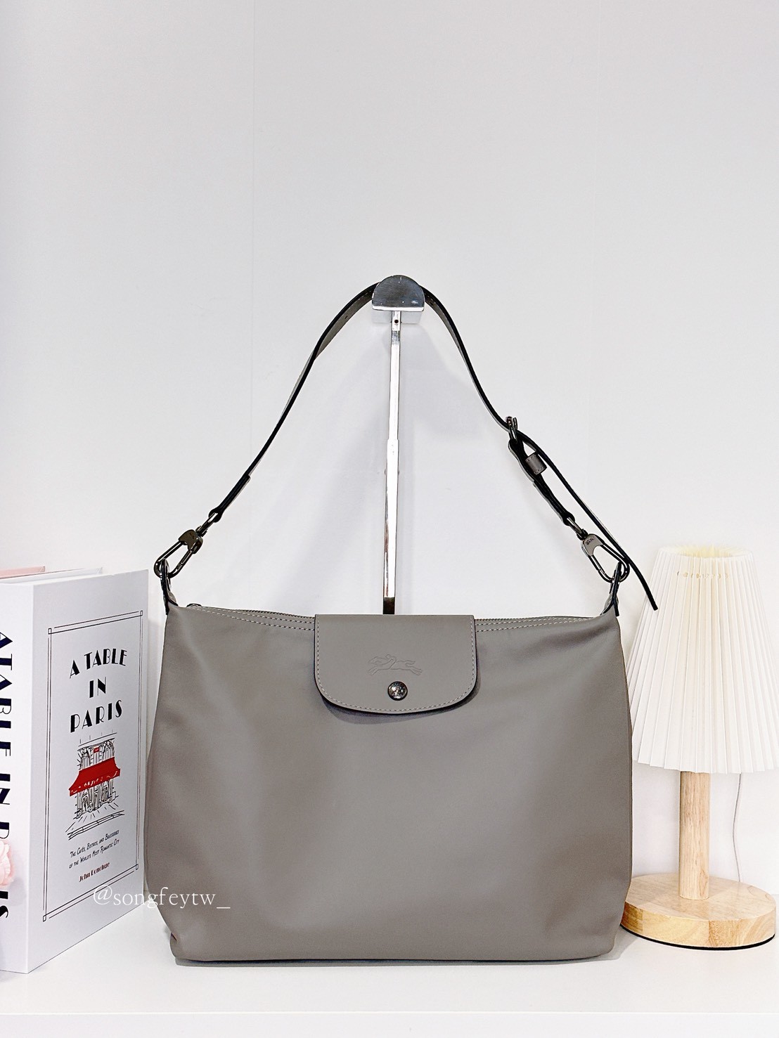 灰色
