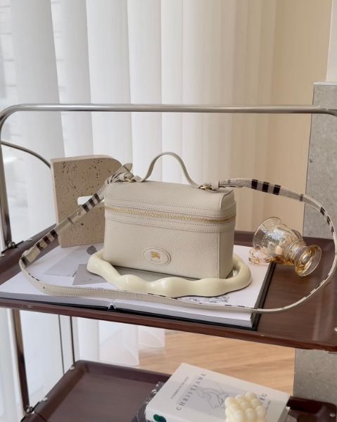 圖片 【BURBERRY】皮革飯盒包/長背帶 米色