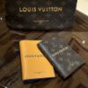 圖片 《在台現貨最低特價  最新》Louis Vuitton 壓花標誌牛皮男士 中性萬用錢包 橘色
