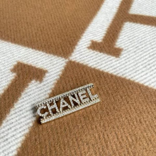 圖片 Chanel 23a字母水鑽金珠胸針