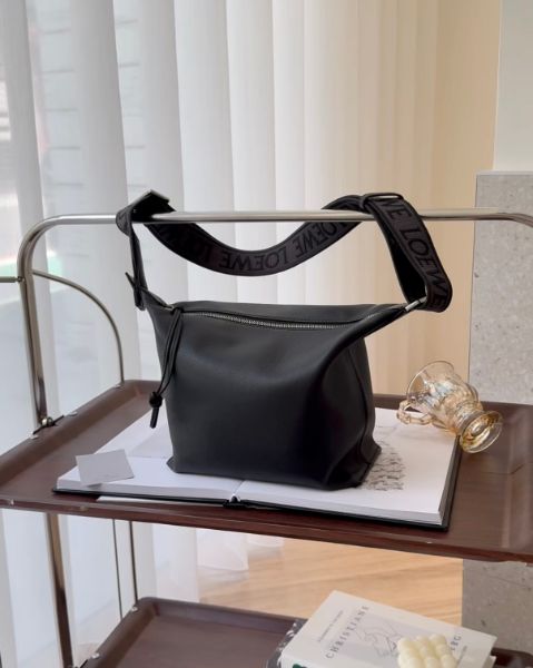 圖片 【LOEWE】CUBI 小牛皮斜跨包 黑色 小號